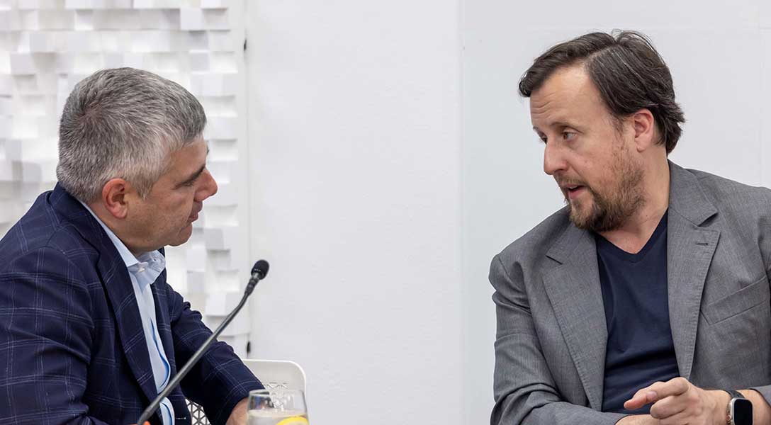 Mike Schetzel, Dallas Fed senior vice president and chief of staff (left), visits with an attendee at a dinner during Dallas Fed President Lorie Logan's most recent visit to El Paso as part of her 360 Listening Tour of the Eleventh Federal Reserve District.