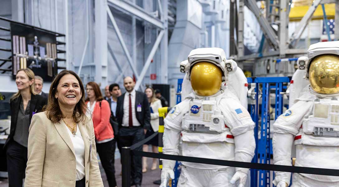 President Logan and the Dallas Fed delegation tour NASA's Johnson Space Center.